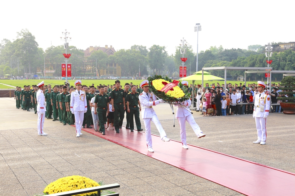 Một số đo&agrave;n kh&aacute;ch đăng k&yacute; trước được đặt v&ograve;ng hoa, v&agrave;o Lăng viếng B&aacute;c.