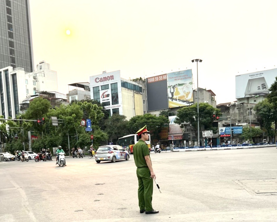 C&ocirc;ng an quận Đống Đa đảm bảo chống &ugrave;n tắc giao th&ocirc;ng tr&ecirc;n địa b&agrave;n.