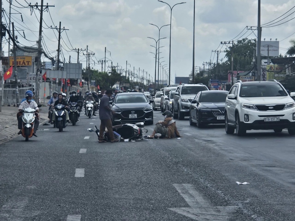 Nhiều xe m&aacute;y ng&atilde; s&otilde;ng so&agrave;i&nbsp;tại giao lộ Quốc lộ 1 - B&ugrave;i Thanh Khiết (qua huyện B&igrave;nh Ch&aacute;nh, TP Hồ Ch&iacute; Minh)