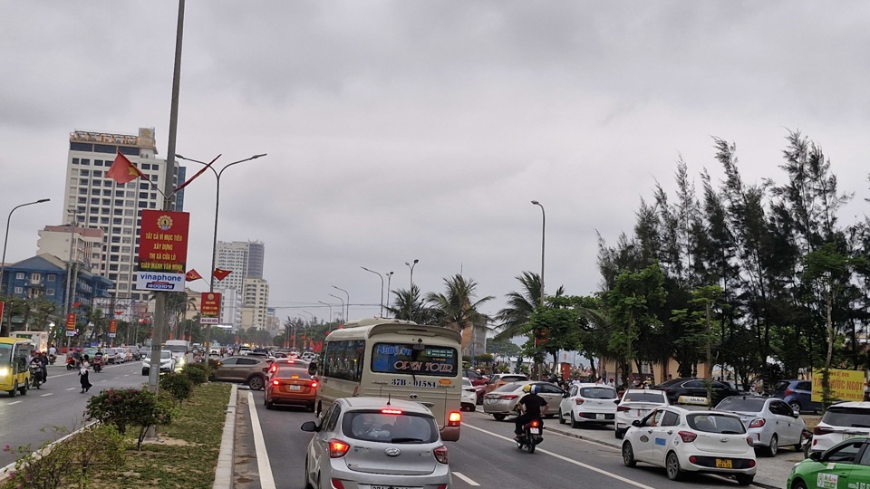 Đến cuối giờ chiều ng&agrave;y 1/5, lượng du kh&aacute;ch đổ về Cửa L&ograve; vẫn đ&ocirc;ng. C&aacute;c phương tiện di chuyển từ tuyến đường đại lộ Vinh - Cửa L&ograve; về đường B&igrave;nh Minh trong t&igrave;nh trạng di chuyển kh&oacute; khăn.&nbsp;