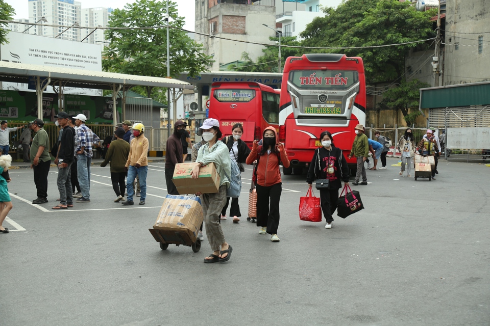 Nhiều h&agrave;nh kh&aacute;ch phải thu&ecirc; xe đẩy h&agrave;nh l&yacute;.