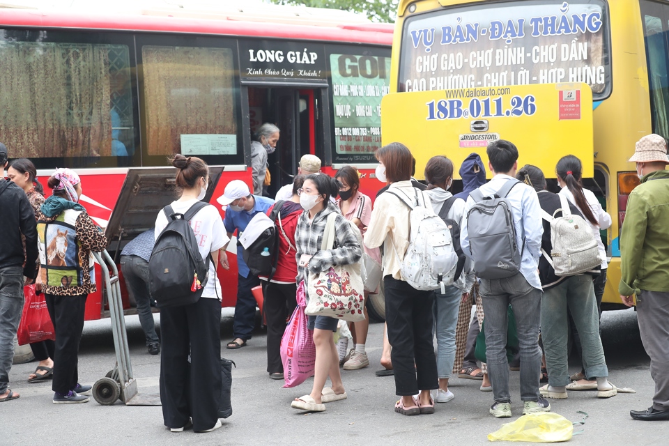 Chị Nguyễn Kh&aacute;nh Linh, tr&uacute; tại huyện L&acirc;m Thao, tỉnh Ph&uacute; Thọ cho biết: "T&ocirc;i đặt v&eacute; xe để quay trở lại H&agrave; Nội từ trước kỳ nghỉ lễ. Mặc d&ugrave; đ&ocirc;ng kh&aacute;ch nhưng di chuyển nhanh v&agrave; thoải m&aacute;i. Chỉ hơn 2 giờ đồng hồ t&ocirc;i đ&atilde; c&oacute; mặt tại Bến xe Mỹ Đ&igrave;nh".&nbsp;