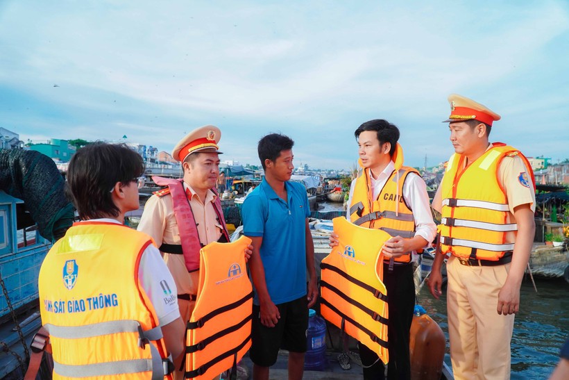 Lực lượng chức năng Cần Thơ tuy&ecirc;n truyền an to&agrave;n giao th&ocirc;ng đường thủy. Ảnh Th&agrave;nh Thật