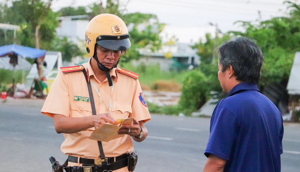 CSGT kiểm tra h&agrave;nh ch&iacute;nh người điều khiển phương tiện tham gia giao th&ocirc;ng. Ảnh L&ecirc; Như