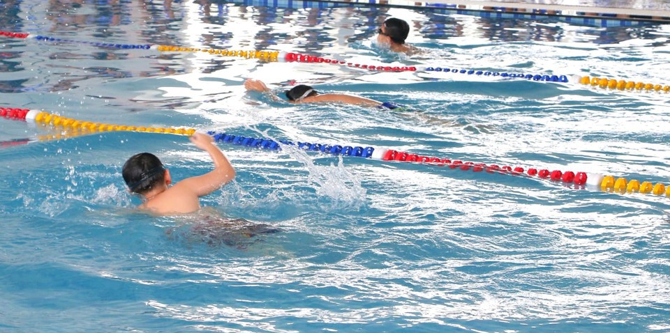 Cho trẻ học bơi để nacirc;ng cao kỹ năng phograve;ng, chống đuối nước.
