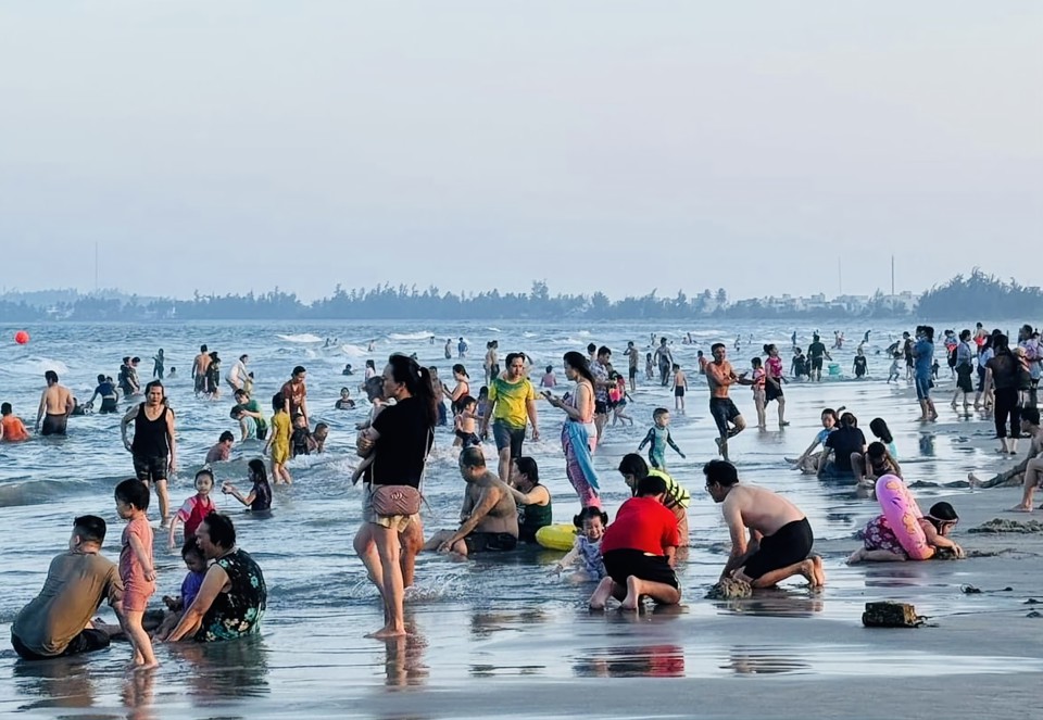 Biển Mỹ Kh&ecirc; (x&atilde; Tịnh Kh&ecirc;, TP Quảng Ng&atilde;i) đ&oacute;n lượng lớn người d&acirc;n, kh&aacute;ch du lịch đến để thưởng thức hải sản v&agrave; giải nhiệt trong những ng&agrave;y nắng n&oacute;ng cao điểm.