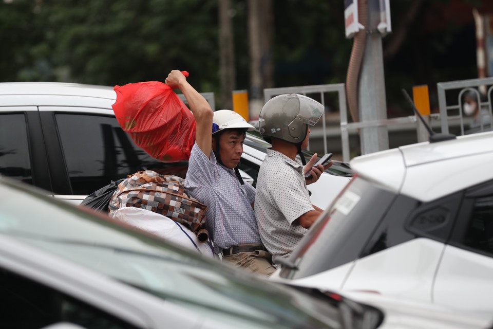 Người d&acirc;n quay trở lại Thủ đ&ocirc; với lỉnh kinh h&agrave;nh l&yacute;.