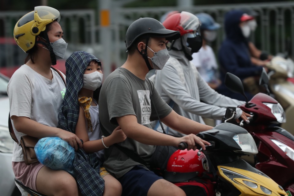 Một gia đ&igrave;nh trong h&agrave;nh tr&igrave;nh quay trở lại Thủ đ&ocirc; bằng xe m&aacute;y.