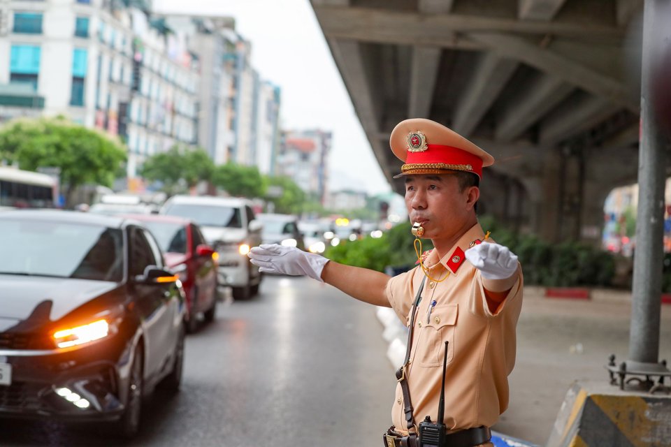 Trung t&aacute; Nguyễn Đức Thắng - Đội trưởng Đội CSGT số 7 (C&ocirc;ng an TP H&agrave; Nội) cho c&oacute; mặt trực tiếp tại hiện trường tiến h&agrave;nh điều tiết giao th&ocirc;ng, chỉ huy lực lượng ph&acirc;n luồng từ xa.