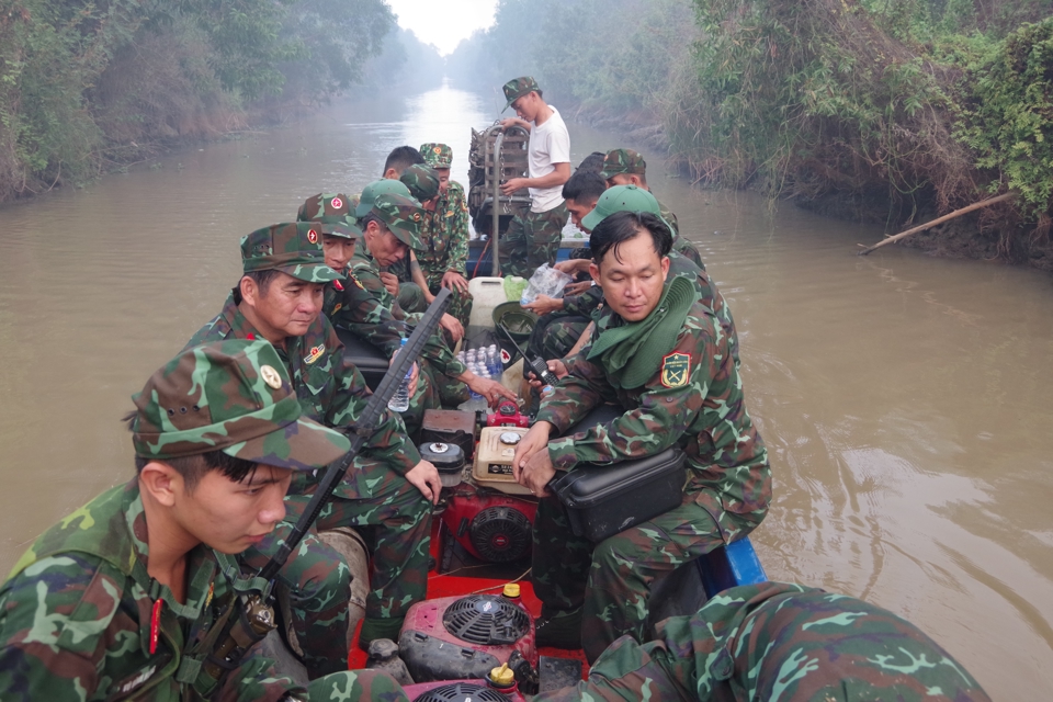 Sau khi xuất hiện đ&aacute;m ch&aacute;y lớn, Bộ CHQS tỉnh Ki&ecirc;n Giang đ&atilde; điều động gần 200 c&aacute;n bộ, chiến sỹ thuộc cơ tham gia chữa ch&aacute;y. C&ocirc;ng an tỉnh Ki&ecirc;n Giang cũng cử lực lượng tham gia phối hợp. Chủ tịch UBND tỉnh Ki&ecirc;n Giang c&oacute; mặt tại hiện trường để trực tiếp chỉ đạo.