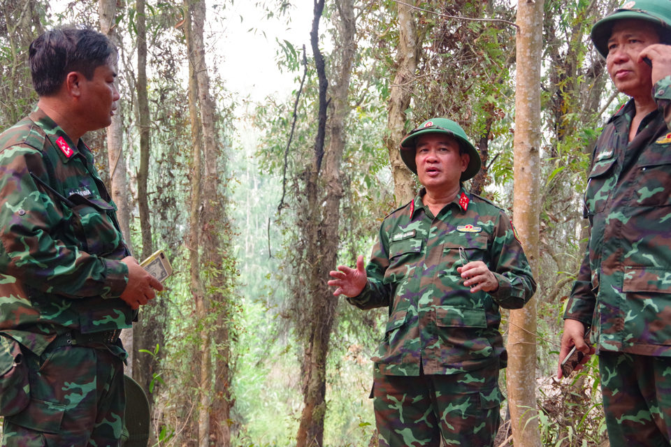 Đại t&aacute; Nguyễn Văn Ng&agrave;nh, Chỉ huy trưởng Bộ CHQS tỉnh Ki&ecirc;n Giang đ&atilde; trực tiếp đến hiện trường nắm t&igrave;nh h&igrave;nh v&agrave; chỉ đạo c&aacute;c lực lượng tổ chức nhiều biện ph&aacute;p để dập lửa, ngăn đ&aacute;m ch&aacute;y l&acirc;y lan ra c&aacute;c khu vực kh&aacute;c.