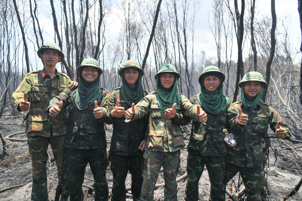 Thấm mệt sau nhiều ng&agrave;y thực hiện nhiệm vụ nhưng c&aacute;c chiến sĩ vẫn tr&agrave;n đầy tinh thần với quyết t&acirc;m cao nhất đẩy l&ugrave;i giặt lửa.