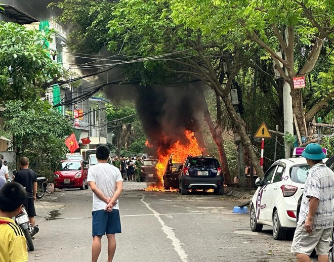 Hiện trường chiếc &ocirc; t&ocirc; bốc ch&aacute;y.