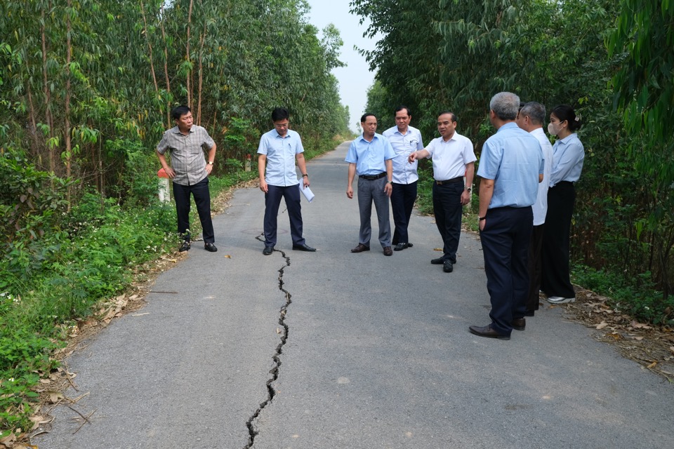 L&atilde;nh đạo UBND th&agrave;nh phố Ph&uacute;c Y&ecirc;n c&ugrave;ng đại diện c&aacute;c ph&ograve;ng ban chuy&ecirc;n m&ocirc;n kiểm tra thực trạng c&aacute;c vết nứt tại đ&ecirc; B&aacute; Hanh. Ảnh Sỹ H&agrave;o.&nbsp;