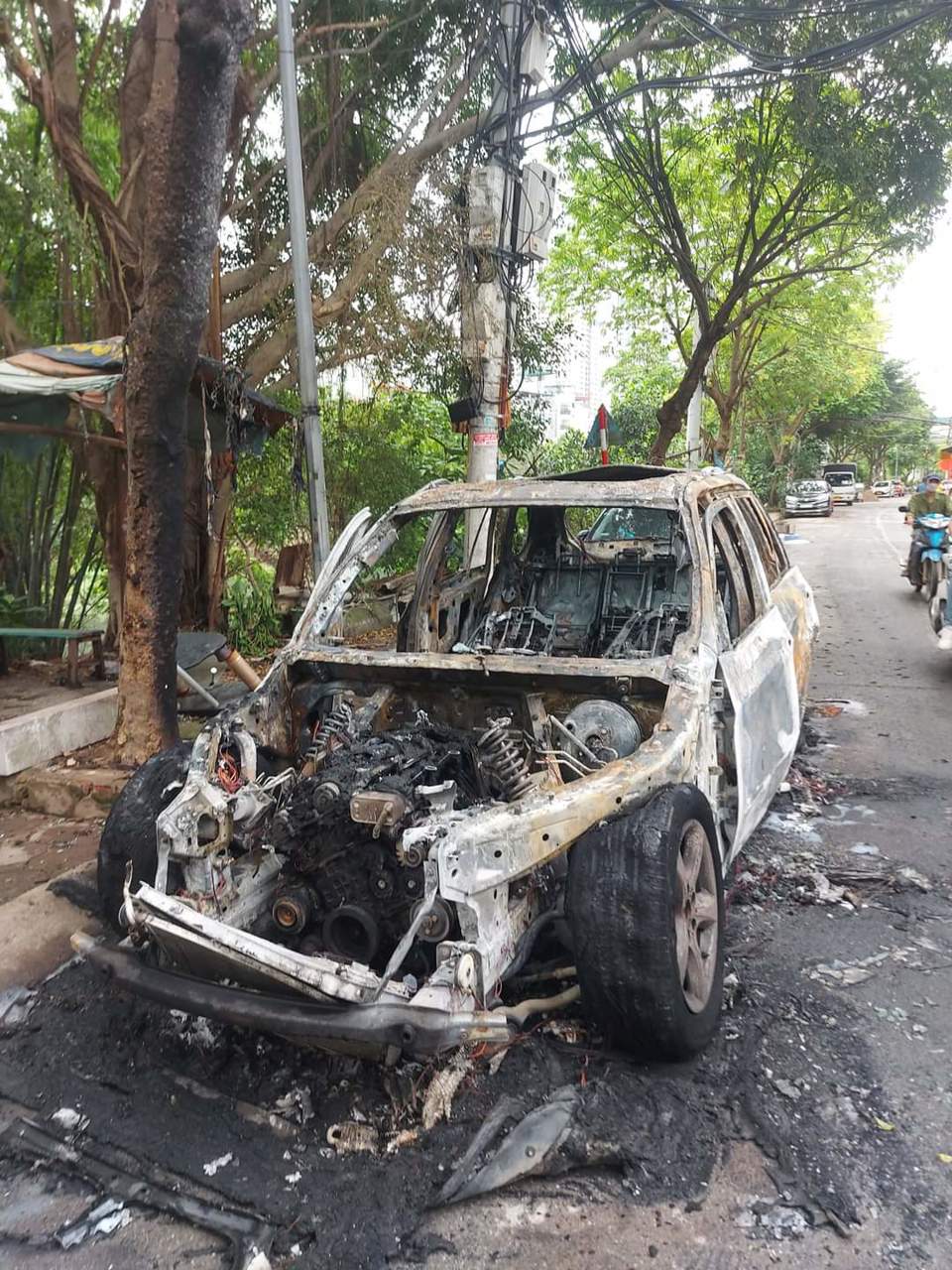 Xe ô tô bốc cháy dữ dội ở Hà Đông - Ảnh 2