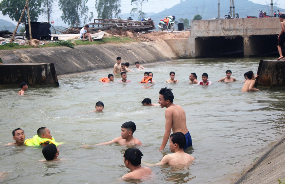 Nhiều trẻ em tắm sông, mương... thiếu sự giám sát của người lớn. Ảnh: Việt Dũng