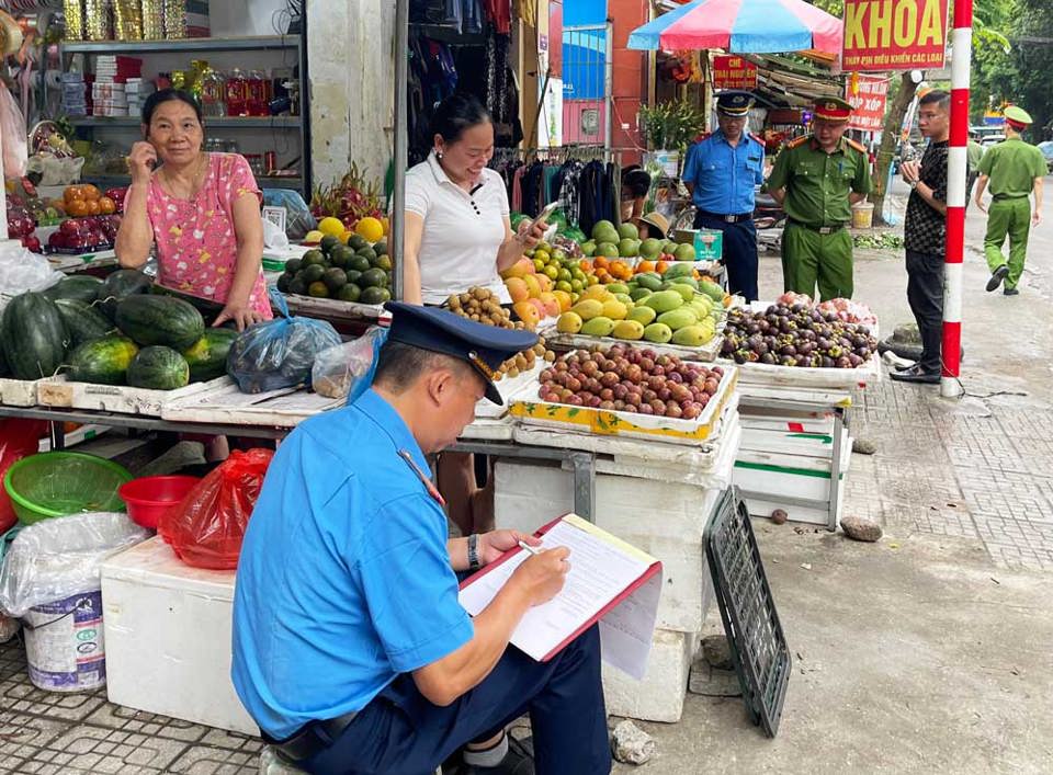 Đo&agrave;n li&ecirc;n ng&agrave;nh lập bi&ecirc;n bản đối với trường hợp vi phạm.