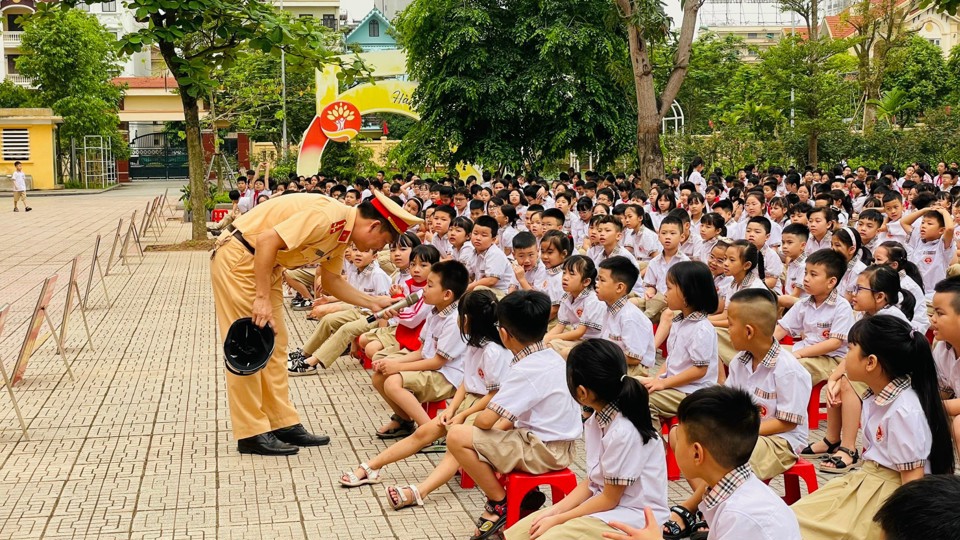 C&aacute;c em học sinh trả lời c&aacute;c c&acirc;u hỏi. Ảnh CACC