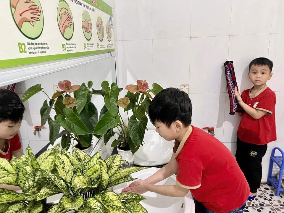 Học sinh tại c&aacute;c trường mầm non huyện Thanh Tr&igrave; thực hiện rửa tay s&aacute;t khuẩn ph&ograve;ng bệnh tay ch&acirc;n miệng.&nbsp;