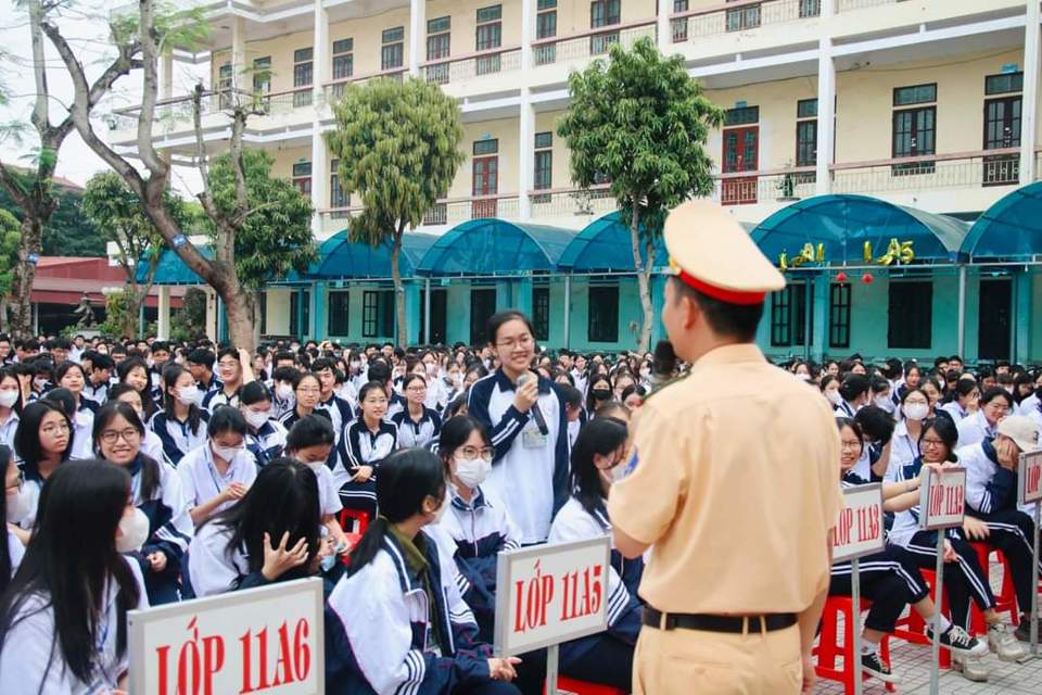 C&aacute;c em học sinh được nghe hướng dẫn v&agrave; trả lời c&aacute;c c&acirc;u hỏi. Ảnh CACC