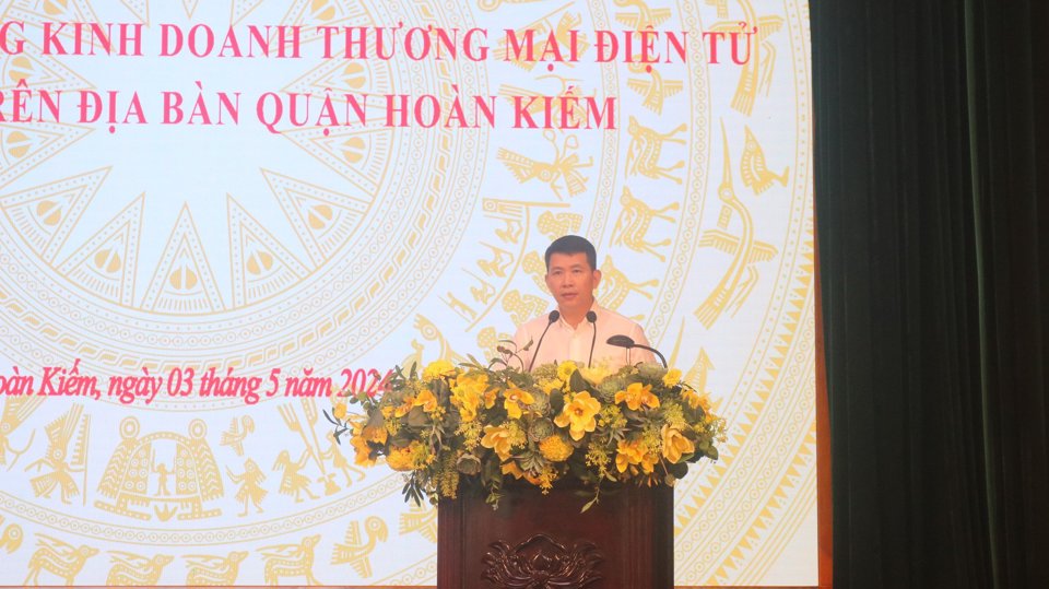 Chủ tịch UBND quận Hoagrave;n Kiếm Phạm Tuấn Long phaacute;t biểu tại Hội nghị