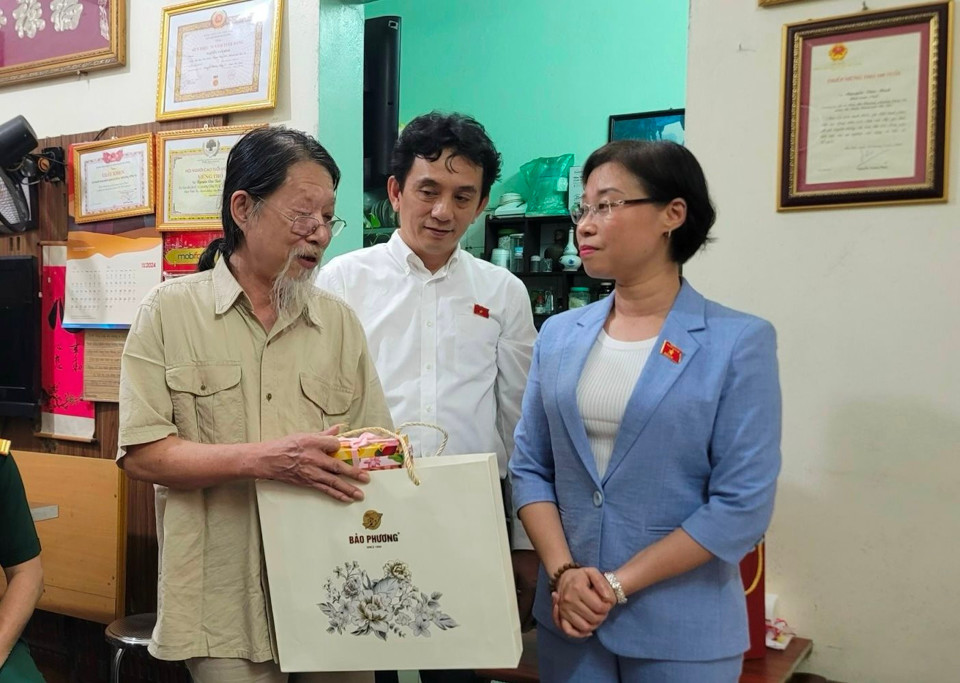 Ph&oacute; Trưởng đo&agrave;n chuy&ecirc;n tr&aacute;ch Đo&agrave;n đại biểu Quốc hội TP H&agrave; Nội Phạm Thị Thanh Mai thăm hỏi, tặng qu&agrave; gia đ&igrave;nh cụ Nguyễn Văn B&igrave;nh.&nbsp;