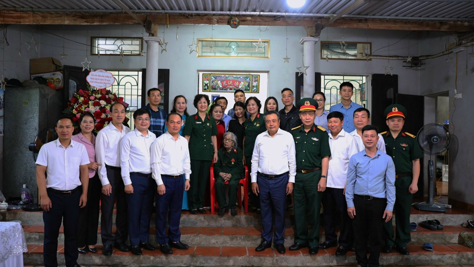 Chủ tịch UBND TP H&agrave; Nội Trần Sỹ Thanh thăm, tặng qu&agrave; b&agrave; Nguyễn Thị Mai.