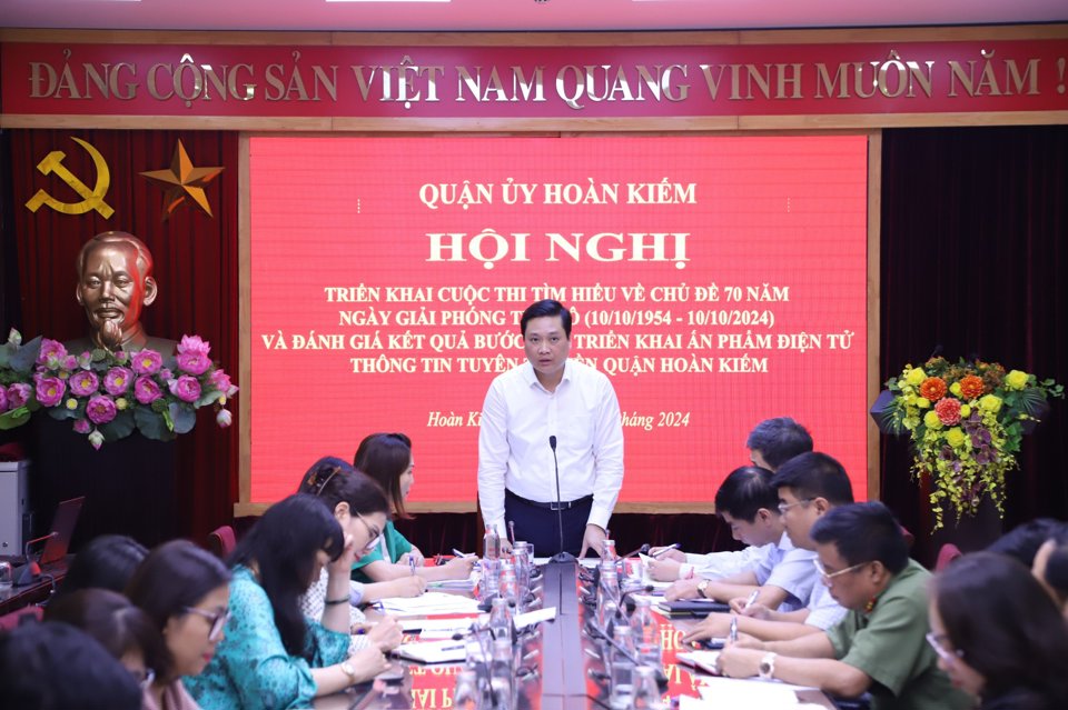 Ph&oacute; B&iacute; thư Thường trực Quận ủy Ho&agrave;n Kiếm Nguyễn Quốc Kh&aacute;nh ph&aacute;t biểu tại hội nghị.