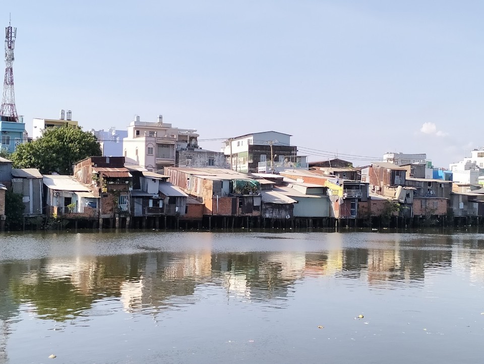 Hàng chục nghìn căn nhà tạm xập xệ, cũ nát nằm ven các con kênh, rạch ở Thành phố Hồ Chí Minh đang tiềm ẩn nguy cơ cháy nổ cao trong mùa nắng nóng. Ảnh: Việt Hùng