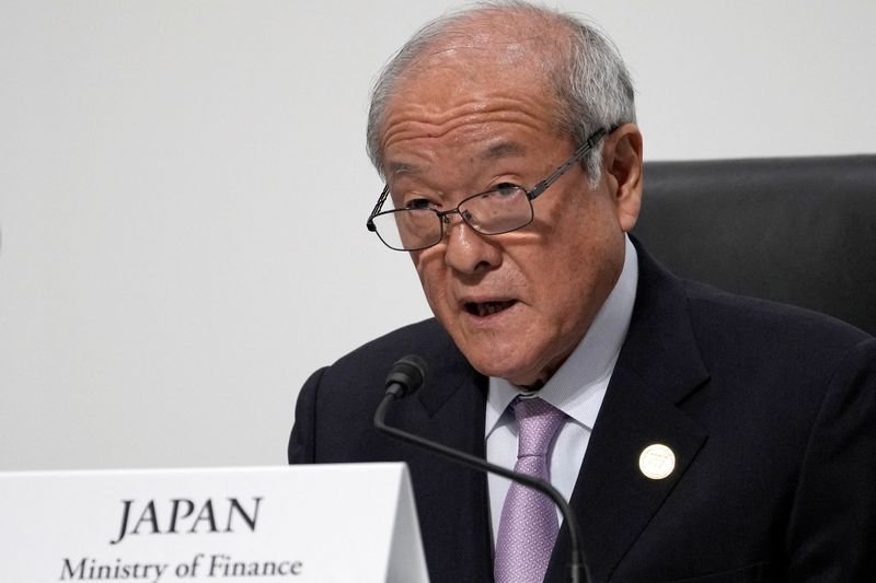 Bộ trưởng T&agrave;i ch&iacute;nh Nhật Bản Shunichi Suzuki ph&aacute;t biểu tại họp b&aacute;o h&ocirc;m 26/4. Ảnh: Reuters