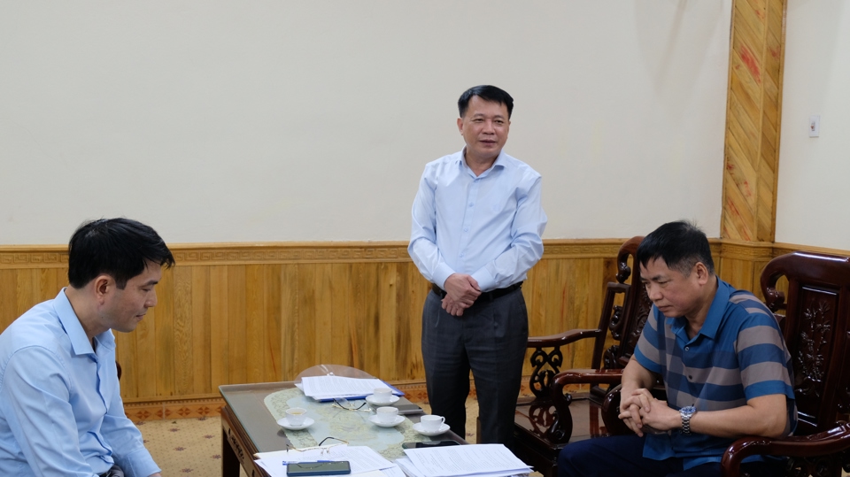 Ph&oacute; Chủ tịch UBND huyện Thanh Oai Nguyễn Trọng Khiển cho &yacute; kiến tại cuộc l&agrave;m việc.