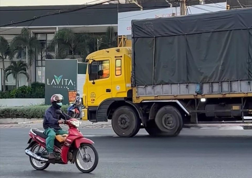 Nữ c&ocirc;ng nh&acirc;n tử vong khi đang đi r&uacute;t tiền bảo hiểm