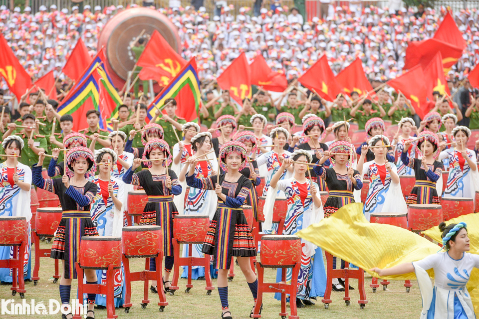 Cụ thể gồm: lễ ch&agrave;o cờ; biểu diễn trống hội; tr&igrave;nh diễn nghệ thuật; c&ocirc;ng bố quyết định đ&oacute;n nhận hu&acirc;n chương, khen thưởng v&agrave; trọng t&acirc;m l&agrave; lễ diễu binh, diễu h&agrave;nh với sự tham gia của hơn 12.000 người