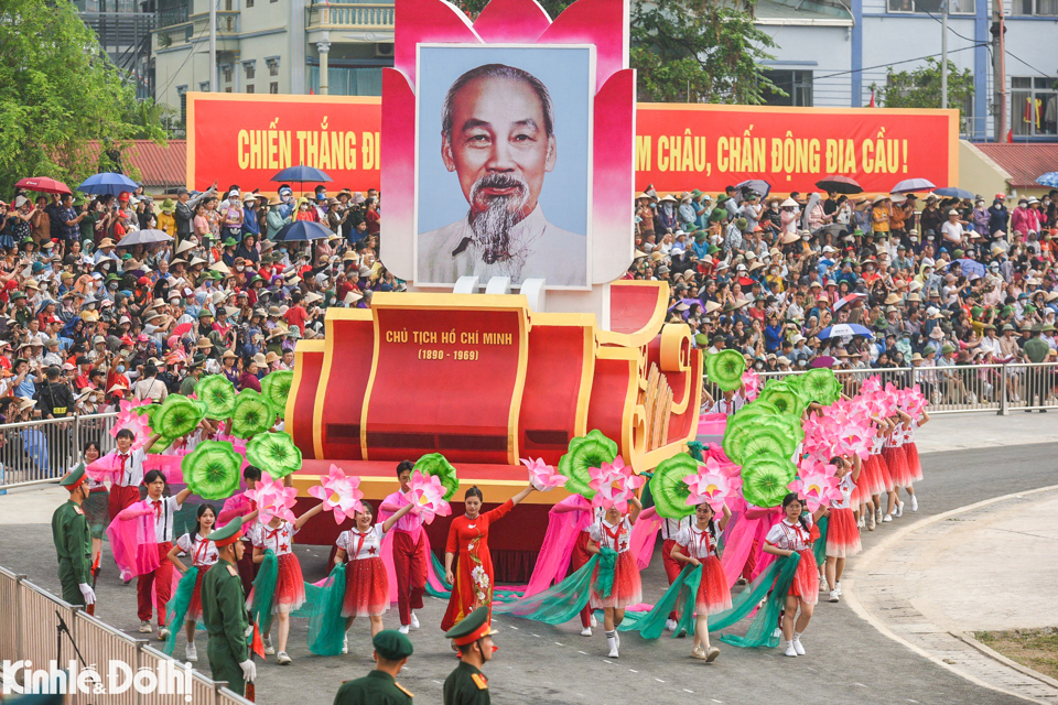 Theo ghi nhận của ph&oacute;ng vi&ecirc;n, tr&ecirc;n c&aacute;c tuyến đường của TP Điện Bi&ecirc;n Phủ, c&aacute;c lực lượng, đội h&igrave;nh đ&atilde; sơ duyệt phần diễu binh, diễu h&agrave;nh tờ sớm.&nbsp;Tham gia Lễ diễu binh, diễu h&agrave;nh c&oacute; 4 lực lượng: lực lượng ph&aacute;o lễ; lực lượng Kh&ocirc;ng qu&acirc;n bay ch&agrave;o mừng; lực lượng diễu binh, diễu h&agrave;nh.