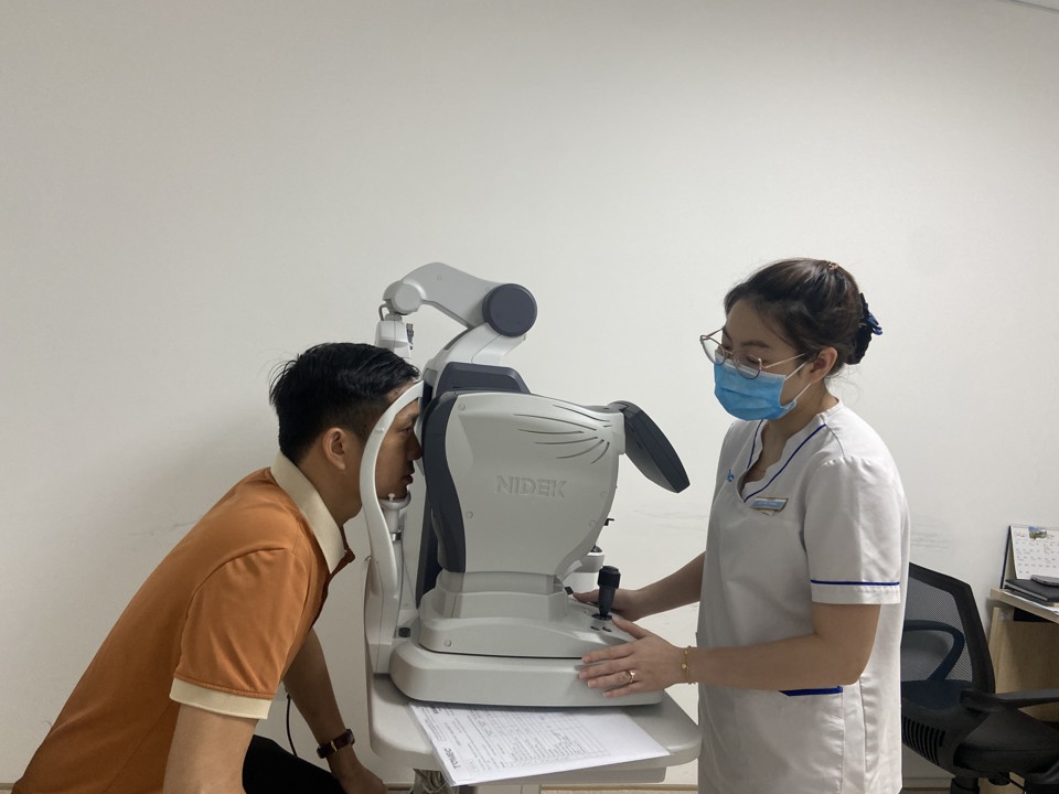 Khám bệnh lý về mắt cho người dân tại phòng khám trên địa bàn Quận Hai Bà Trưng, Hà Nội. Ảnh: Công Hùng