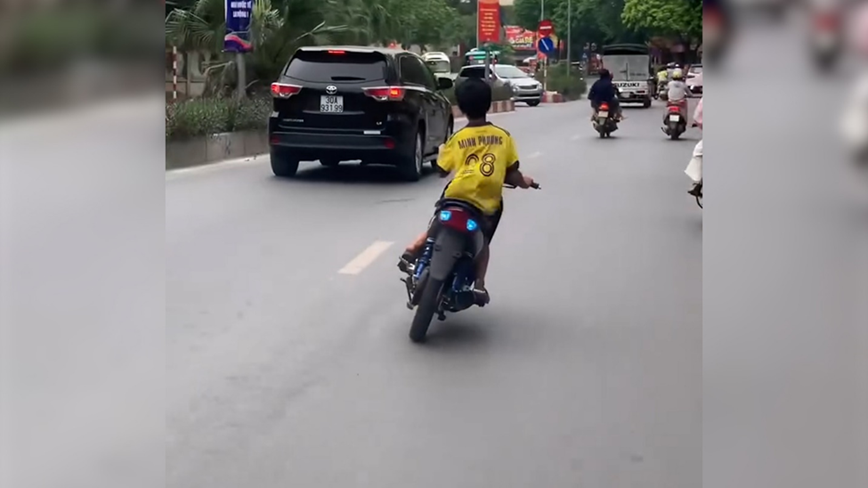 Nam thanh ni&ecirc;n lạng l&aacute;ch, đ&aacute;nh v&otilde;ng tr&ecirc;n đường &nbsp;(Ảnh cắt từ video ).