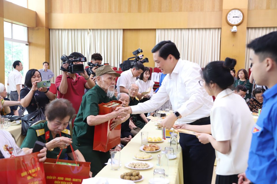 Ph&oacute; B&iacute; thư Thường trực Quận ủy Ho&agrave;n Kiếm Nguyễn Quốc Kh&aacute;nh tặng qu&agrave; tri &acirc;n gia đ&igrave;nh liệt sĩ, thương binh, cựu chiến binh, cựu thanh ni&ecirc;n xung phong, d&acirc;n c&ocirc;ng hỏa tuyến trực tiếp tham gia chiến dịch Điện Bi&ecirc;n Phủ.