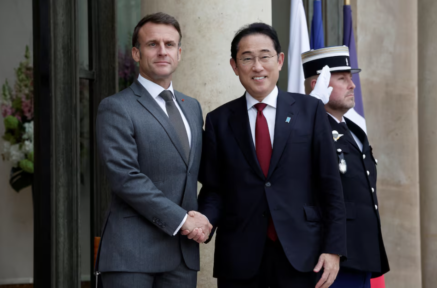 Tổng thống Ph&aacute;p Emmanuel Macron ch&agrave;o đ&oacute;n Thủ tướng Nhật Bản Fumio Kishida tại cung điện Elysee v&agrave;o ng&agrave;y 2 th&aacute;ng 5 năm 2024. Ảnh: REUTERS/Benoit Tessie