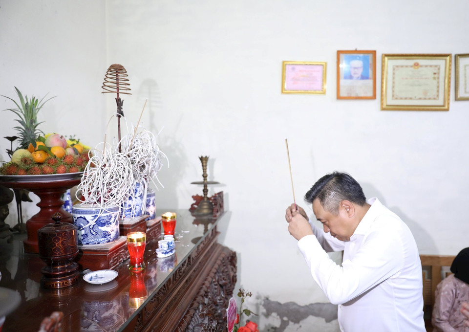 Chủ tịch UBND TP Trần Sỹ Thanh thắp hương tưởng niệm liệt sĩ Nguyễn Văn Bắp.