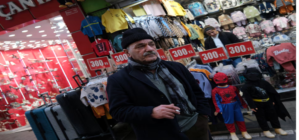 Một người đagrave;n ocirc;ng dừng chacirc;n trước một cửa hagrave;ng trong khu phố mua sắm trung lưu nổi tiếng tại Istanbul, Thổ Nhĩ Kỳ ngagrave;y 4/3/3024. Ảnh: Reuters
