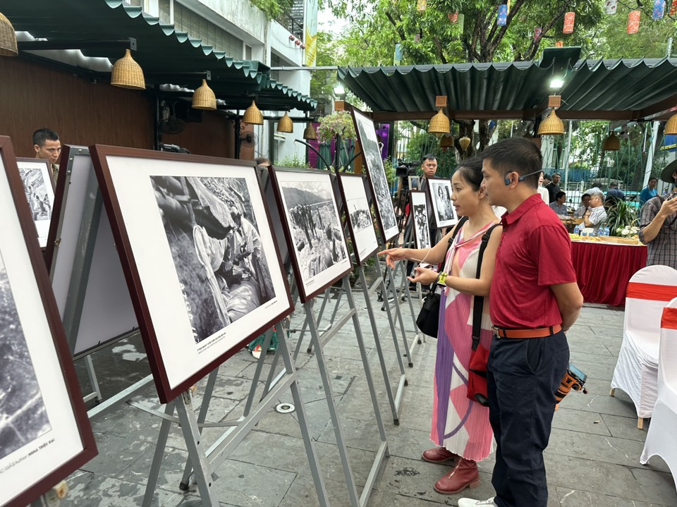 C&ocirc;ng ch&uacute;ng tham quan triển l&atilde;m.