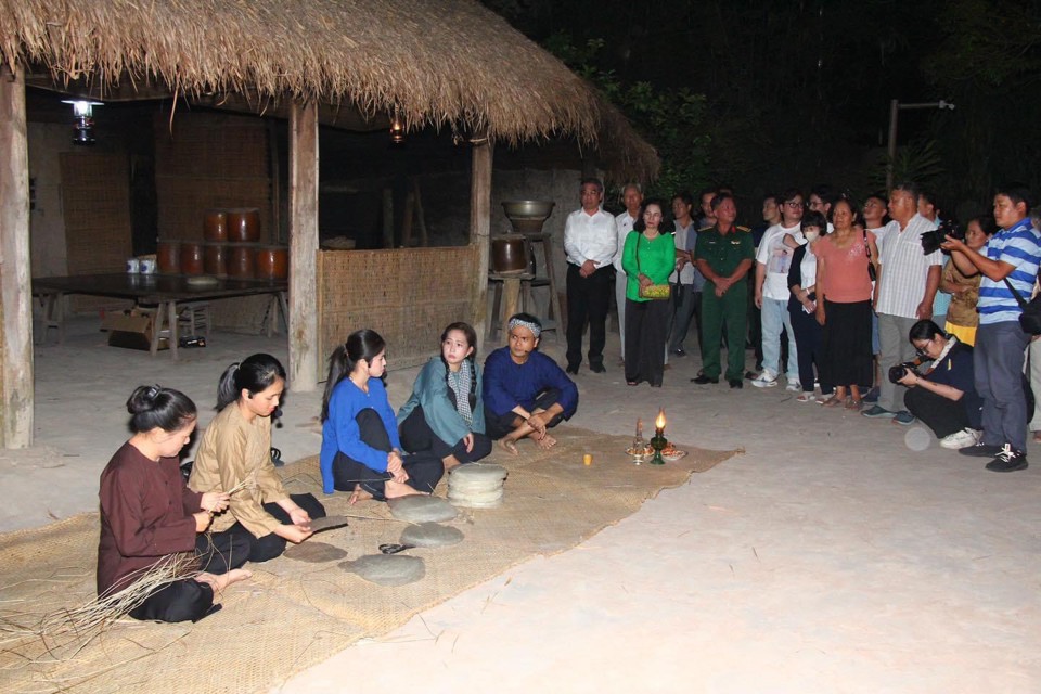 Điểm nhấn của đ&ecirc;m &ldquo;Trăng Chiến khu&rdquo; l&agrave; chương tr&igrave;nh biểu diễn nghệ thuật t&aacute;i hiện cuộc sống người d&acirc;n l&agrave;ng qu&ecirc; Củ Chi trong thời kỳ kh&aacute;ng chiến chống Mỹ cứu nước giai đoạn 1961-1964.