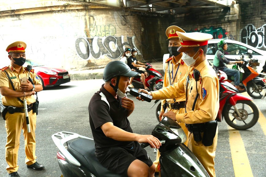 Cảnh sát giao thông Hà Nội xử phạt hàng loạt “ma men“ - Ảnh 3