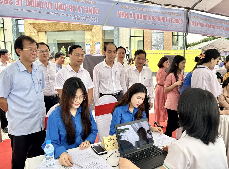 L&atilde;nh đạo Sở LĐTB&amp;XH H&agrave; Nội, huyện Ứng H&ograve;a, Trung t&acirc;m Dịch vụ việc l&agrave;m H&agrave; Nội trao đổi với đại diện DN v&agrave; người lao động tham gia Phi&ecirc;n&nbsp;Giao dịch v&agrave; tư vấn việc l&agrave;m huyện Ứng H&ograve;a năm 2024. Ảnh: Trần Oanh.