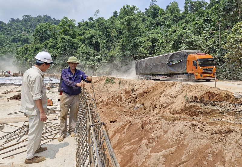 Tranh thủ thời tiết thuận lợi c&aacute;c nh&agrave; thầu tập trung thi c&ocirc;ng Quốc lộ 8A b&ugrave; đắp sản lượng bị thiếu hụt