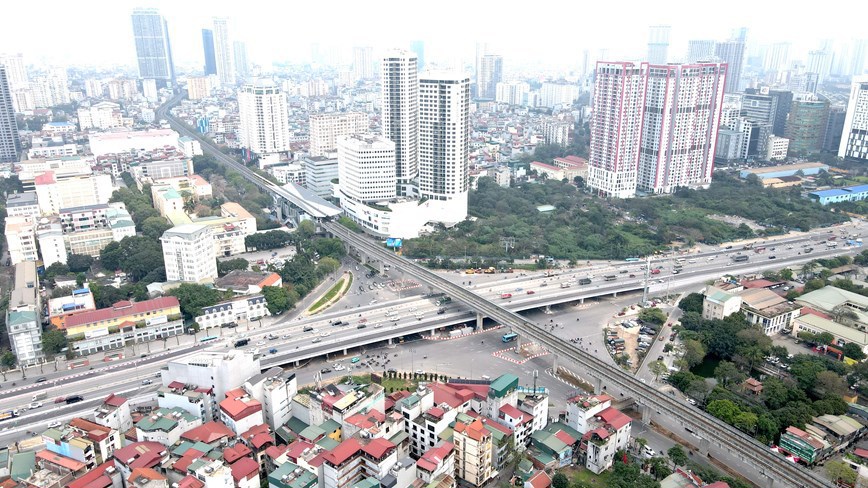 Dự &aacute;n hai cầu vượt th&eacute;p tại n&uacute;t giao Mai Dịch đ&atilde; ho&agrave;n th&agrave;nh. C&aacute;c cơ quan chức năng đang tiến h&agrave;nh tổ chức khảo s&aacute;t, nghiệm thu v&agrave; tổ chức phương &aacute;n đi&nbsp; lại.