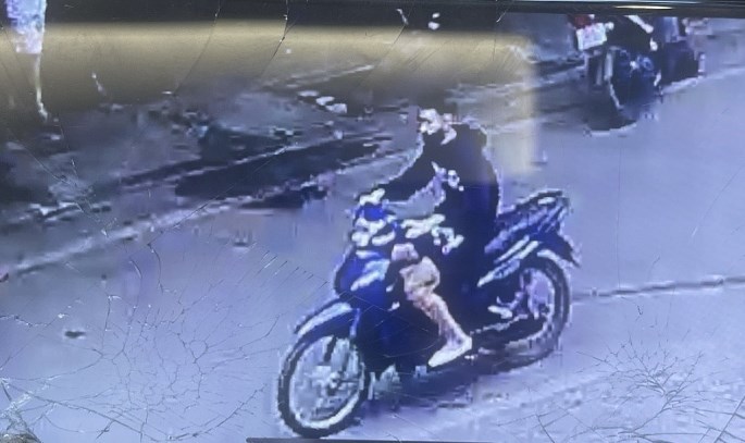 Hà Nội: Tìm thanh niên đi xe máy tông gãy 2 chân người phụ nữ - Ảnh 1