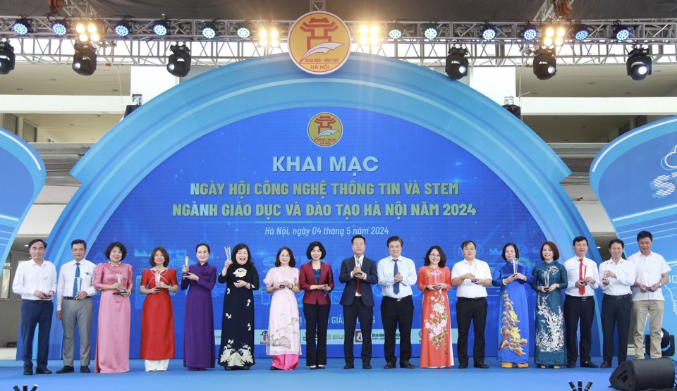 Phó Chủ tịch Thường trực HĐND TP Hà Nội Phùng Thị Hồng Hà cùng đại diện lãnh đạo Bộ GDĐT trao biểu trưng cho các đơn vị