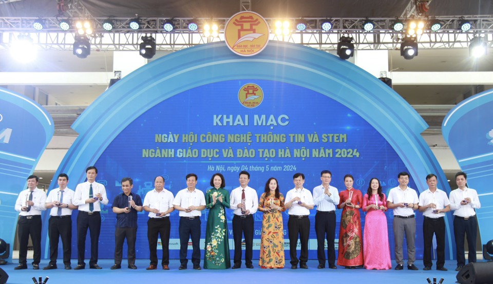 Phó Chủ tịch UBND TP Hà Nội Vũ Thu Hà cùng đại diện lãnh đạo Bộ GDĐT trao biểu trưng cho các đơn vị
