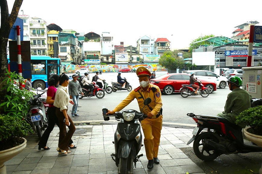 Cảnh sát giao thông Hà Nội xử phạt hàng loạt “ma men“ - Ảnh 7